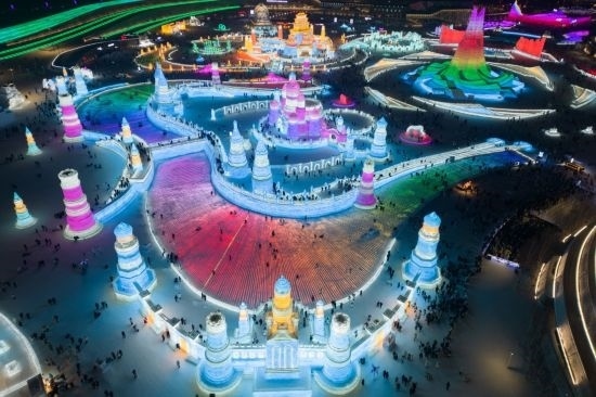 2024年1月1日，來(lái)自世界各地的游客在哈爾濱冰雪大世界園區(qū)內(nèi)游玩（無(wú)人機(jī)照片）。