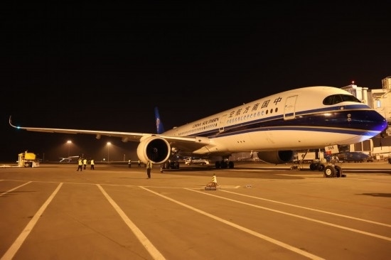 2024年4月24日晚，南航沈陽(yáng)-法蘭克福CZ8021首航航班在沈陽(yáng)桃仙國(guó)際機(jī)場(chǎng)準(zhǔn)備起飛。這是國(guó)內(nèi)航司在東北地區(qū)開(kāi)通的首條直飛德國(guó)定期航線(xiàn)。