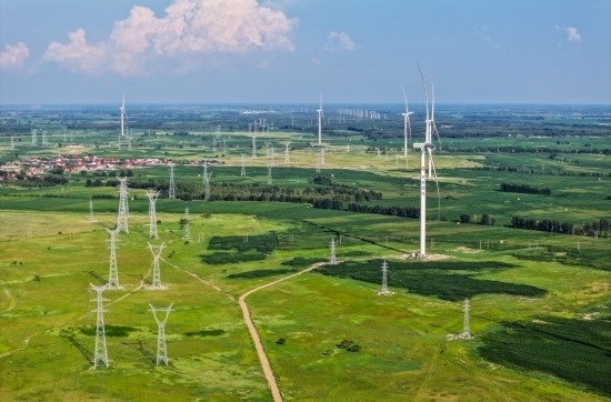 這是2024年7月19日拍攝的內(nèi)蒙古通遼238萬(wàn)千瓦風(fēng)電項(xiàng)目（無(wú)人機(jī)照片）。此項(xiàng)目每年可將75億千瓦時(shí)清潔電能經(jīng)扎魯特—青州±800（千伏）直流特高壓外送通道送至山東地區(qū)消納，相當(dāng)于滿(mǎn)足受端地區(qū)超過(guò)300萬(wàn)戶(hù)居民家庭用電需求，節(jié)約標(biāo)煤261萬(wàn)噸，減少二氧化碳排放634萬(wàn)噸。