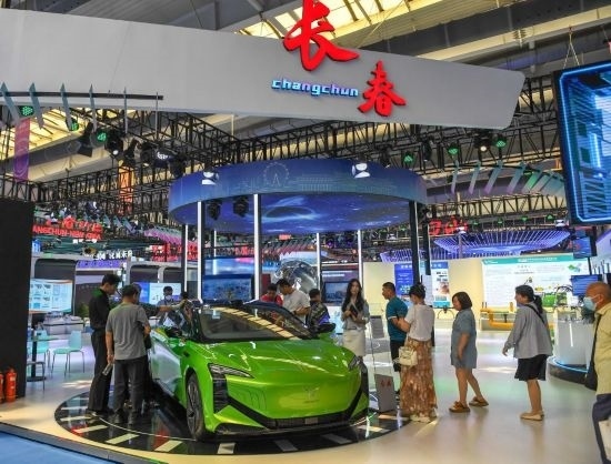 2023年8月23日，人們?cè)诘谑膶弥袊?guó)—東北亞博覽會(huì)上參觀一汽紅旗新能源車(chē)型。