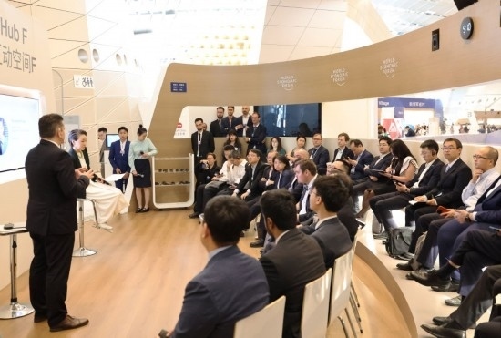 2024年6月26日，嘉賓在第十五屆夏季達(dá)沃斯論壇主會(huì)場(chǎng)——遼寧大連國(guó)際會(huì)議中心參與互動(dòng)討論。