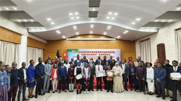 與會(huì)嘉賓和留學(xué)生們合影留念。中國(guó)駐肯尼亞大使館供圖