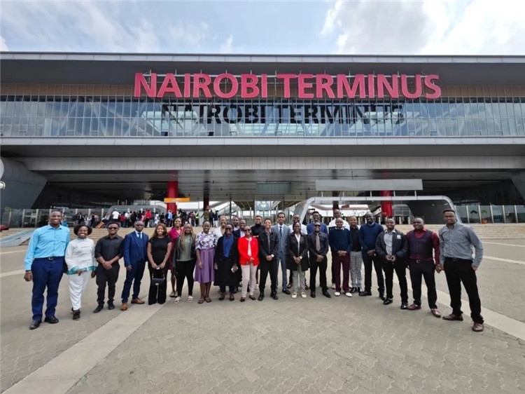 留學(xué)生們參訪中企承建的蒙內(nèi)鐵路。中國(guó)駐肯尼亞大使館供圖