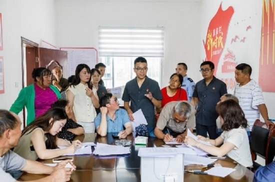 圖為2024年8月6日，重慶市奉節(jié)縣人民法院興隆人民法庭庭長(zhǎng)費(fèi)明軍（中）在做調(diào)解工作。蹇懿 攝