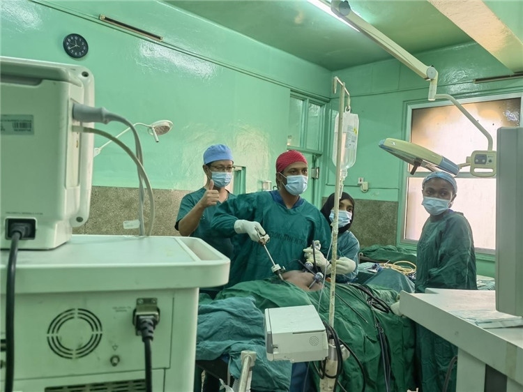 隊(duì)長蔣國慶（左一）關(guān)注當(dāng)?shù)蒯t(yī)生手術(shù)情況。中國援桑醫(yī)療隊(duì)供圖