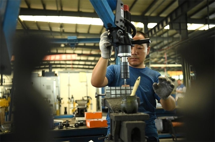 2024年7月30日，在長春吉林通用機械（集團）有限責任公司模具裝配生產(chǎn)線，鉗工在進行攻絲操作。近年來，吉林通用機械（集團）有限責任公司通過數(shù)字化改造、智能化升級提高生產(chǎn)效率，提升產(chǎn)業(yè)競爭力，已成為全球鋁加工汽車輕量化零部件知名供應商，為奧迪、大眾、寶馬、奔馳、保時捷等多家品牌主機廠供應零件。新華社記者柳文惠攝