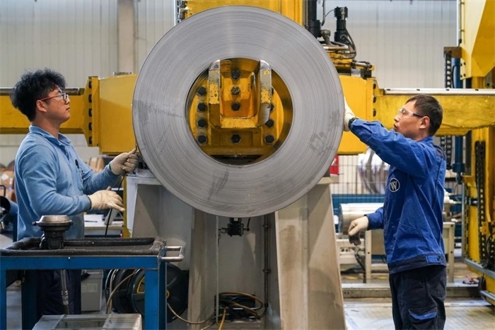 2023年3月16日，工人在位于太倉市高新區(qū)的威爾斯新材料（太倉）有限公司生產(chǎn)車間內(nèi)進行加工作業(yè)。新華社記者李博攝