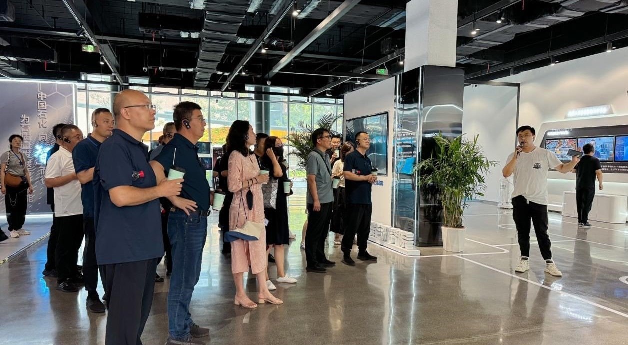 人民網(wǎng)“夢幻靈境”AI展演中心講解。人民網(wǎng) 王戰(zhàn)雄攝