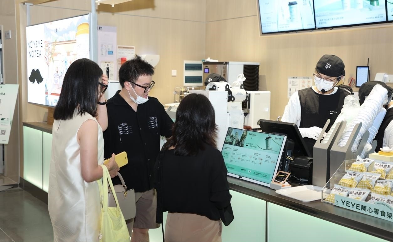 “爺爺不泡茶”奶茶品牌店。人民網(wǎng) 王戰(zhàn)雄攝