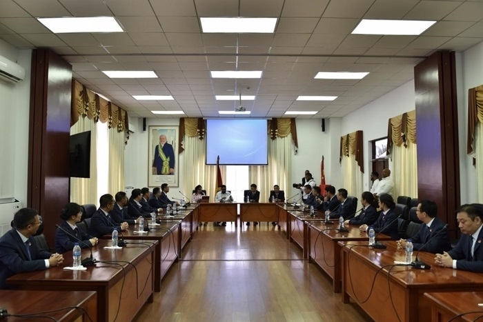 當(dāng)?shù)貢r(shí)間8月20日，圭亞那總統(tǒng)伊爾凡·阿里在圭亞那首都喬治敦鐘阿瑟會(huì)議中心會(huì)見了即將離任的中國(guó)（江蘇）第19期援圭亞那醫(yī)療隊(duì)。 中國(guó)（江蘇）第19期援圭亞那醫(yī)療隊(duì)供圖