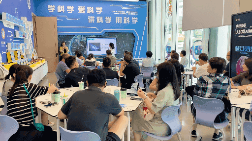 研學(xué)團成員在AI研學(xué)培訓(xùn)區(qū)學(xué)習(xí)。人民網(wǎng) 王戰(zhàn)雄攝