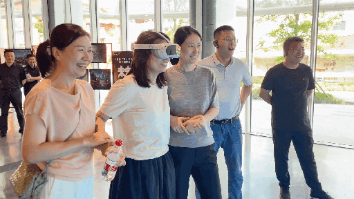 研學(xué)團成員正在用VR眼鏡體驗。人民網(wǎng) 王戰(zhàn)雄攝