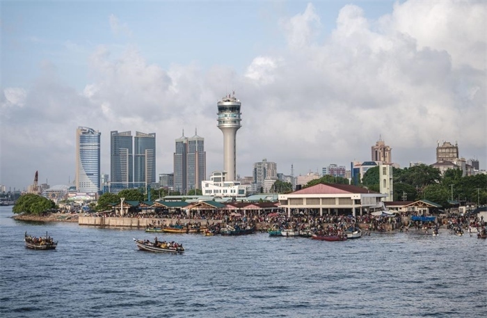 這是2023年12月29日拍攝的坦桑尼亞達累斯薩拉姆漁港。新華社記者王冠森攝