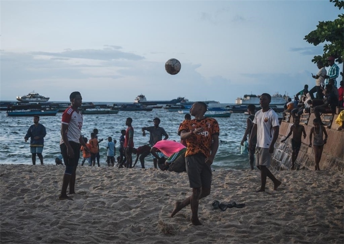 2023年12月31日，人們在坦桑尼亞桑給巴爾島海濱踢球。新華社記者王冠森攝