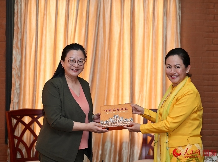 馬珈大使向岱岱楷部長贈(zèng)送中國特色紀(jì)念品。人民網(wǎng)記者 謝佳君攝