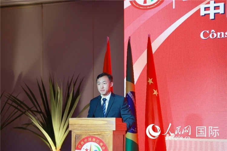 中國(guó)駐里約熱內(nèi)盧代總領(lǐng)事王海濤在典禮中致辭。人民網(wǎng)記者 陳海琪攝