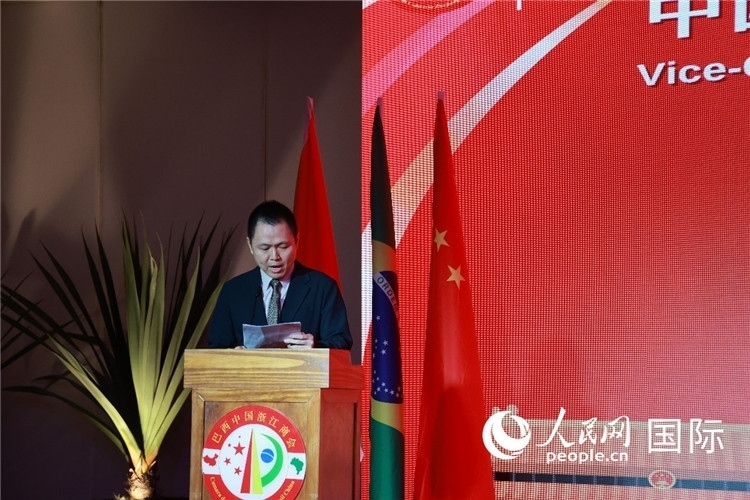 中國(guó)駐里約總領(lǐng)館副總領(lǐng)事王尉育宣讀賀電。人民網(wǎng)記者 陳海琪攝