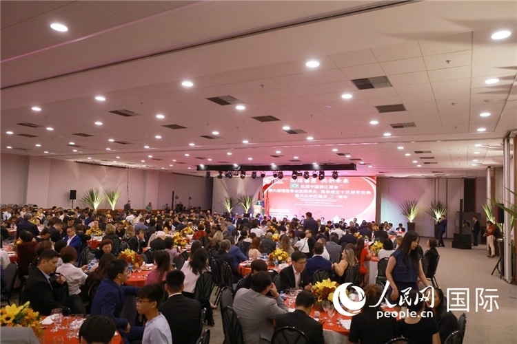 當(dāng)?shù)貢r(shí)間8月24日晚，巴西中國(guó)浙江商會(huì)第六屆理監(jiān)事會(huì)就職典禮在里約熱內(nèi)盧舉行。圖為就職典禮現(xiàn)場(chǎng)。人民網(wǎng)記者 陳海琪攝