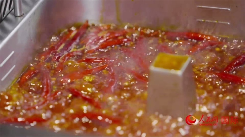 成都麻辣火鍋。人民網(wǎng)記者 張榮攝