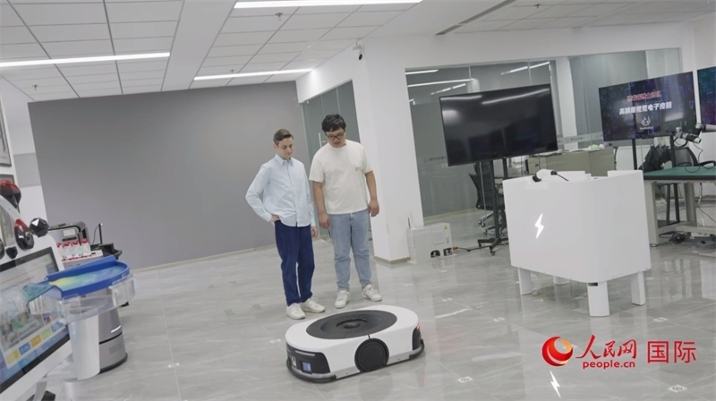 睿樂達機器人充電停車場。人民網(wǎng)記者 張榮攝