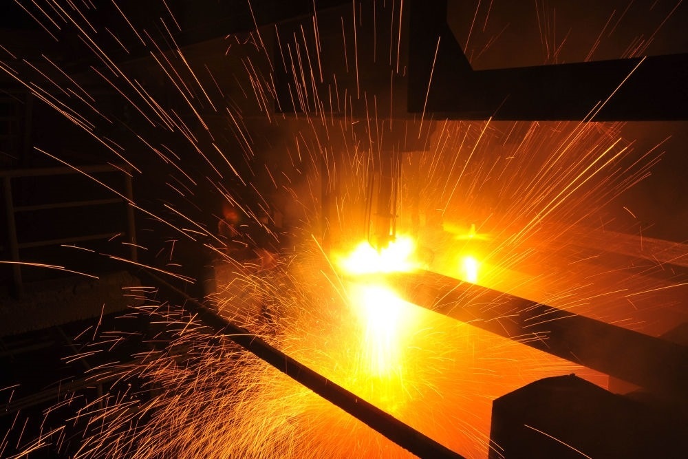 2015年3月10日，東北特鋼集團大連基地生產(chǎn)的合金鋼連鑄坯進行定尺切割。新華社發(fā)