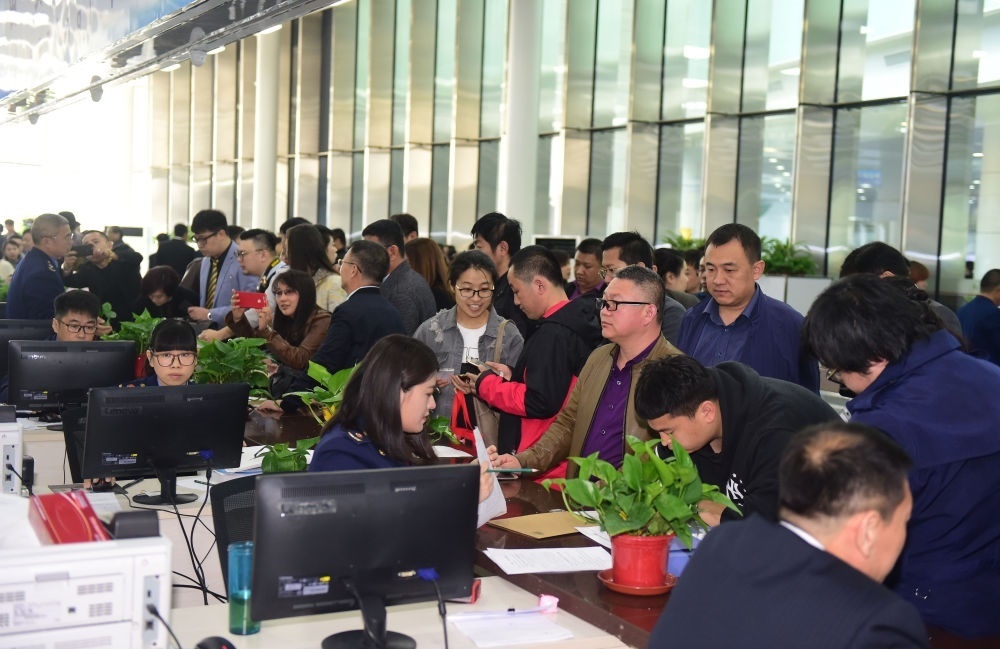 2017年4月10日，中國（遼寧）自由貿(mào)易試驗區(qū)沈陽片區(qū)揭牌當日，眾多企業(yè)咨詢注冊。新華社記者楊青攝