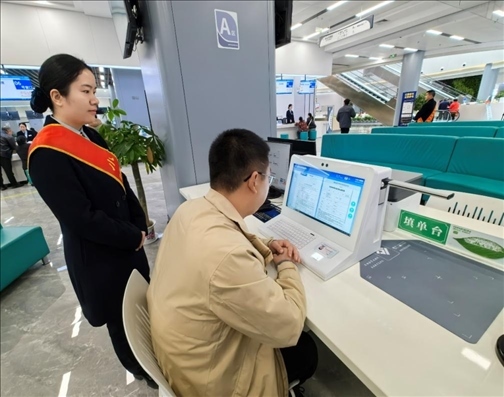 市民用電子范例填單臺錄入信息。人民網(wǎng)記者 周雯攝