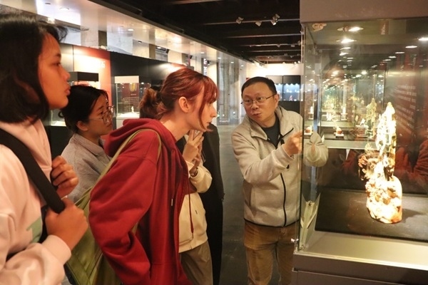 “熊貓叨叨”團隊參觀玉器文化展。