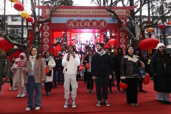 “熊貓叨叨”團隊參加上海四平社區(qū)“元宵行街會”。