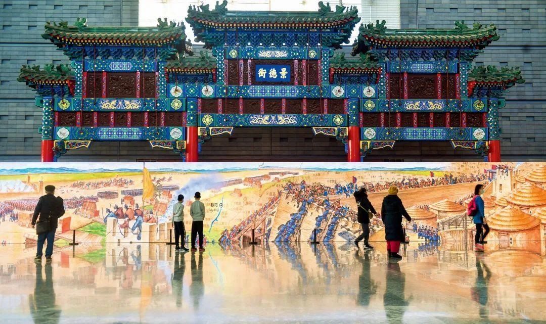 △2022年1月，觀眾在首都博物館參觀“穿越時空的大運河”數(shù)字影像展。