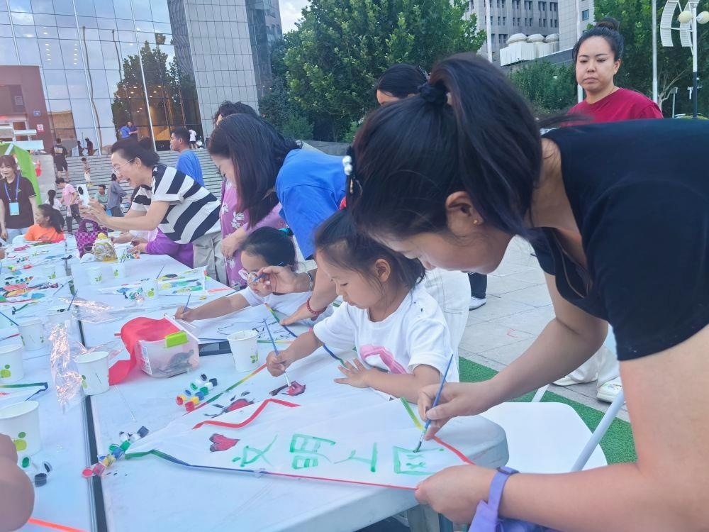 △家長與孩子一起參與“文明上網(wǎng)”系列主題活動。