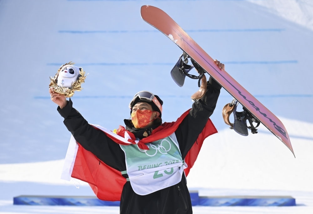 蘇翊鳴在北京2022年冬奧會單板滑雪男子大跳臺決賽奪冠后慶祝（2022年2月15日攝）。新華社記者 黃宗治 攝