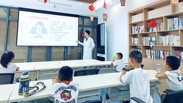 西安交通大學(xué)“筑夢醫(yī)心·護(hù)佑三農(nóng)”實踐團(tuán)開展健康科普。校方供圖