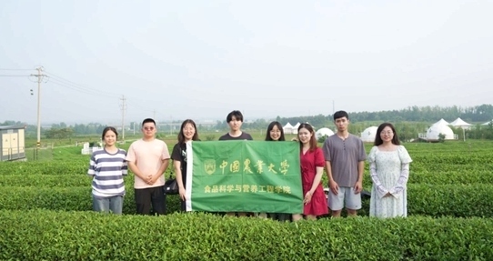 在山東日照，中國農(nóng)業(yè)大學(xué)食品學(xué)院實踐團(tuán)就農(nóng)業(yè)生產(chǎn)智能化設(shè)備、肥料選用等問題開展實地調(diào)研，并面向300余名村民陸續(xù)開展4次科普宣講。校方供圖