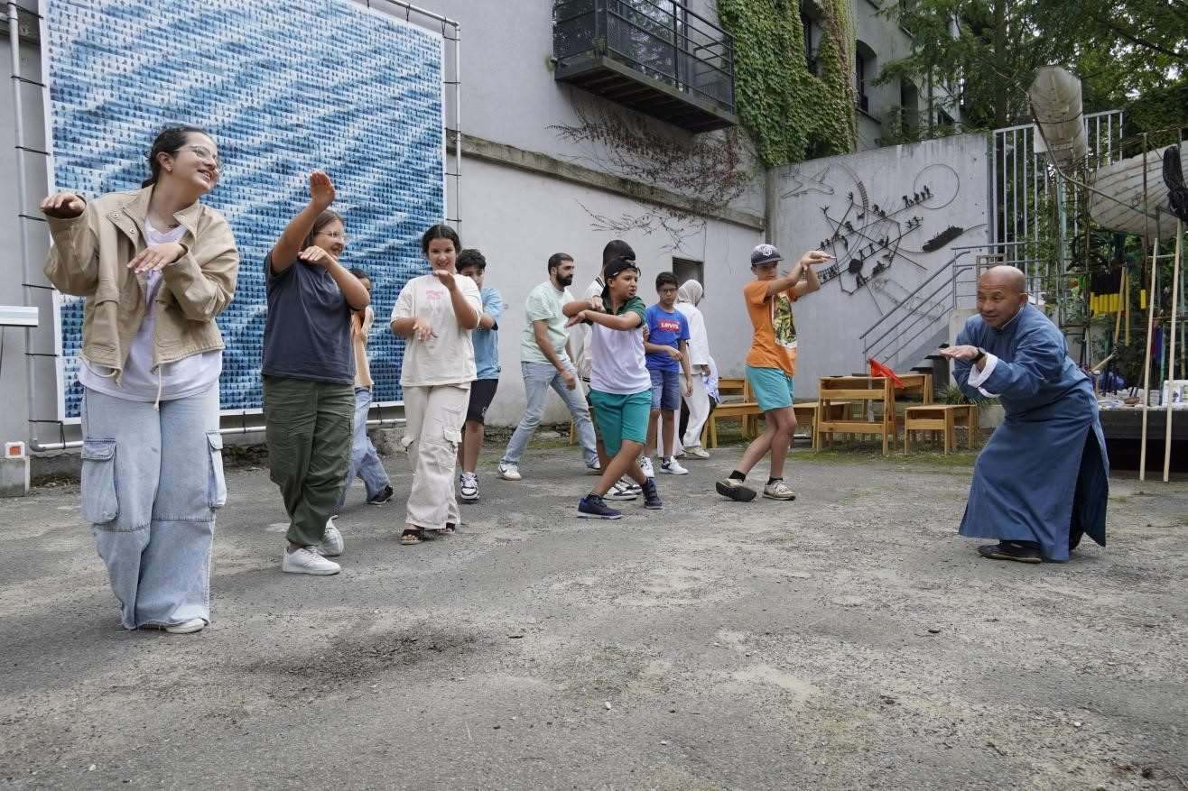 孩子們與魯汶大學(xué)武術(shù)老師，北少林長拳傳人羅師傅學(xué)習(xí)中國功夫。比利時(shí)維他命文化傳媒供圖