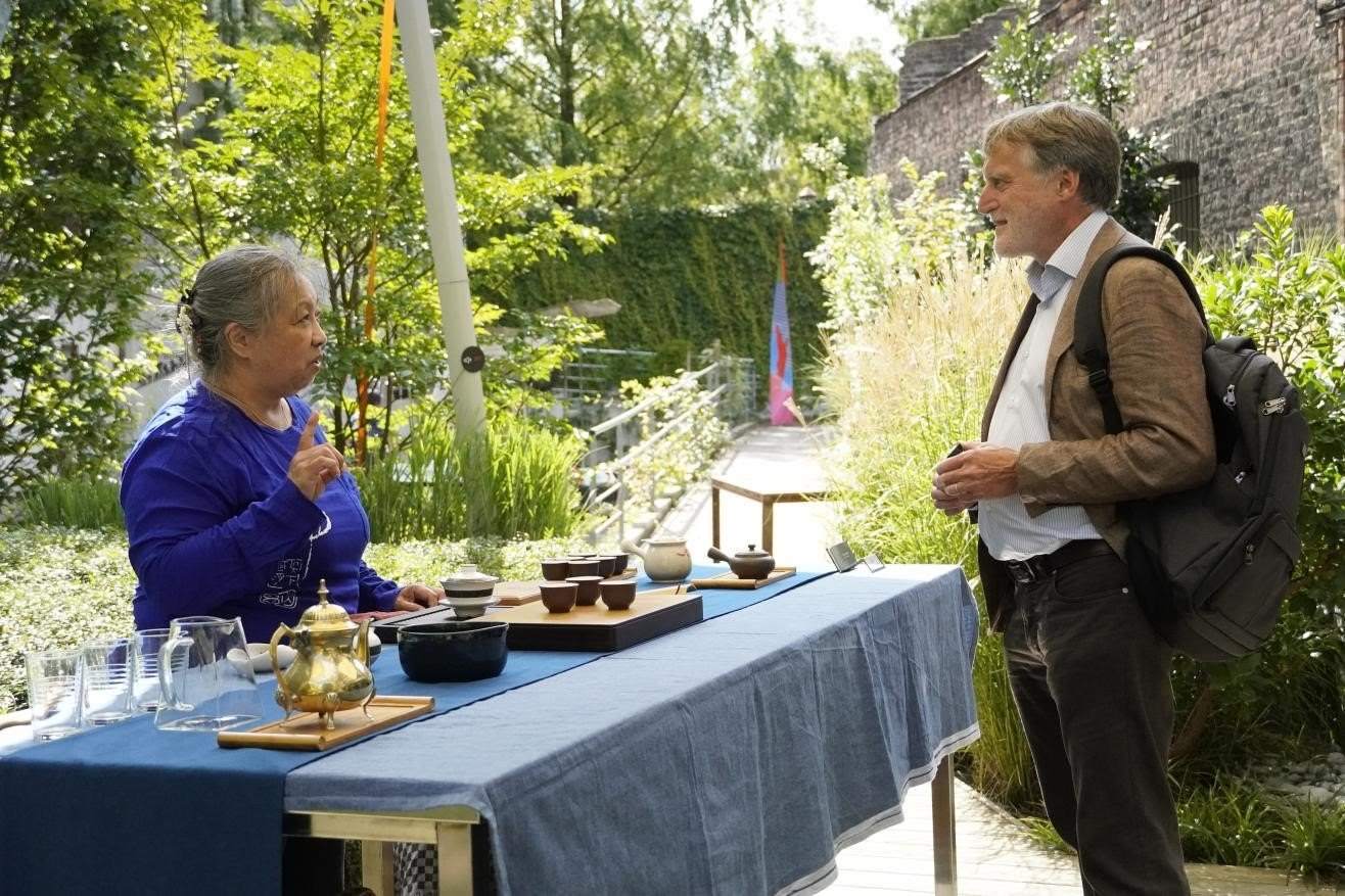 在博物館的戶外花園來賓品味中國茶藝。比利時(shí)維他命文化傳媒供圖