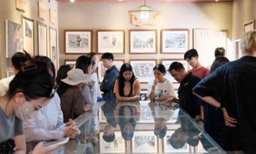 同學(xué)們觀摩文旅設(shè)計(jì)。校方供圖