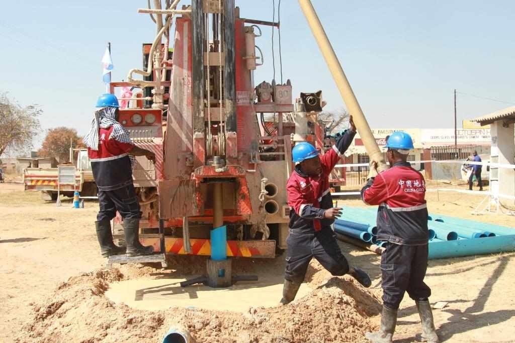 7月22日，工人在津巴布韋東馬紹納蘭省舉行的中國援津巴布韋300口水井項目開工儀式上鉆井。新華社發(fā)