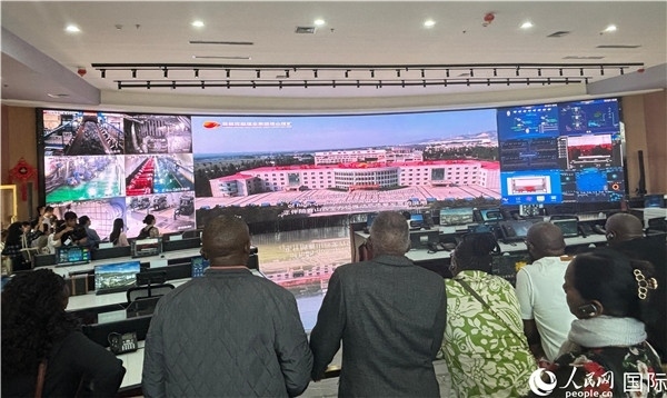 研討班一行在塔山煤礦參觀。人民網(wǎng) 曹欣悅攝