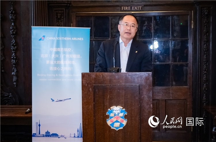 圖為中國駐倫敦旅游辦事處主任張力致辭。人民網(wǎng) 郭錦標(biāo)攝