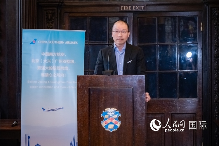圖為中國南方航空倫敦營業(yè)部總經(jīng)理陳珂致辭。人民網(wǎng) 郭錦標(biāo)攝