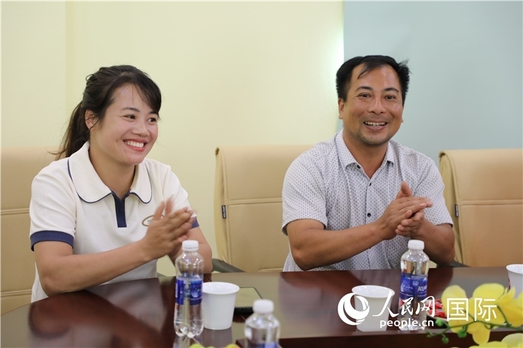 越南沙巴市黃連寄宿制民族小學老師阮氏秋姮、阮文享。人民網記者簡承淵攝