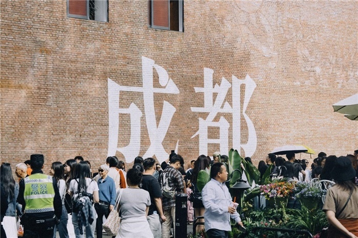 東郊記憶園區(qū)“成都墻”以巨大的“成都”字樣和獨特的藝術(shù)設(shè)計成為園區(qū)的網(wǎng)紅打卡地，吸引了眾多游客和市民前來參觀。資料圖片