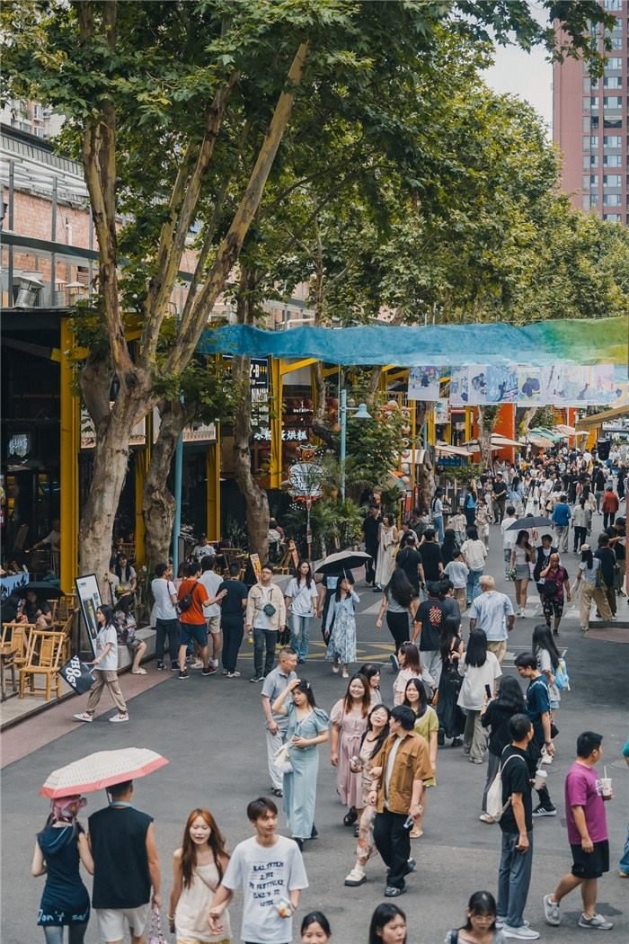 北街美食區(qū)是東郊記憶園區(qū)集美食、文化與休閑于一體的特色區(qū)域，為游客和當(dāng)?shù)鼐用裉峁┝素S富多樣的餐飲選擇。資料圖片