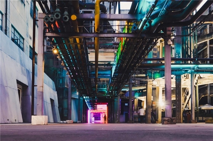 東郊記憶園區(qū)工業(yè)橫街完整地保留了園區(qū)的工業(yè)元素，如工業(yè)煙囪、動力管廊架和水塔等，形成了園區(qū)獨特的工業(yè)風(fēng)景線。資料圖片