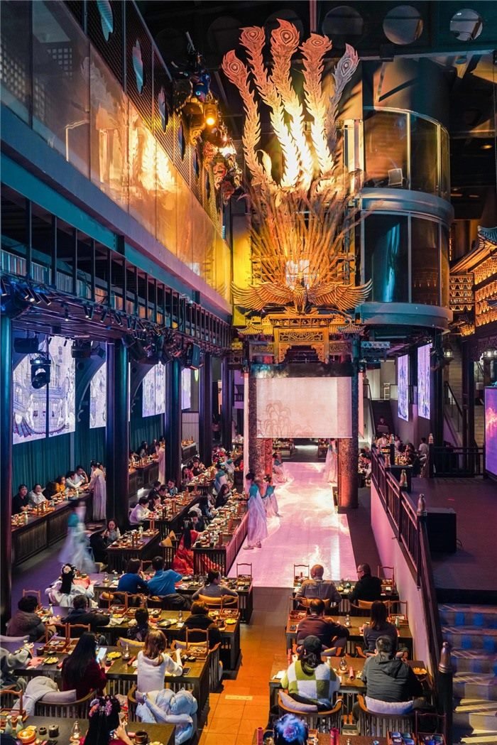 東郊記憶園區(qū)內(nèi)以蜀地文化為創(chuàng)作背景，溯源中國傳統(tǒng)宴飲儀禮打造的全景沉浸式漢文化主題餐秀。成都傳媒集團(tuán)供圖