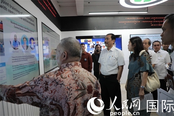 印尼對華合作牽頭人、統(tǒng)籌部長盧胡特（中）參觀中國—印尼新能源材料與冶金工程技術(shù)聯(lián)合研究實驗室。人民網(wǎng)記者曹師韻攝