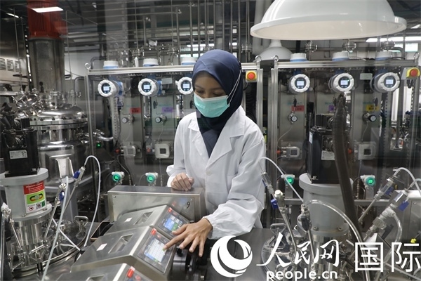 中國—印尼新能源材料與冶金工程技術(shù)聯(lián)合研究實驗室內(nèi)，研究人員正在工作。人民網(wǎng)記者曹師韻攝