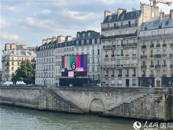 奧運會開幕式，安置在塞納河兩岸的大屏幕。人民網(wǎng)記者 何蒨攝