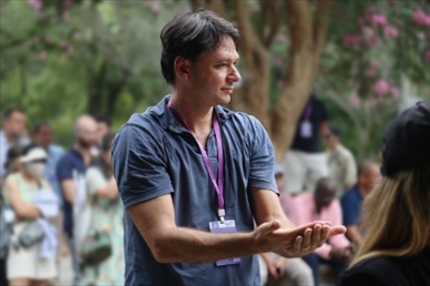 意大利逆流外交網(wǎng)站總編輯亞歷山大·比安奇學(xué)習(xí)青城太極。（李佩藺 攝）